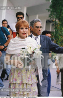 Nome:.MacLAINE SHIRLEY.Descrizione:.CINEMA ATTRICE / CON IL CRITICO CINEMATOGRAFICO E DIRETTORE DELLA MOSTRA DEL CINEMA GUGLIELMO BIRAGHI / MAZZO DI FIORI (ORCHIDEE).CINEMA ACTRESS / WITH THE CRITIC AND DIRECTOR OF THE {VENICE} FILM FESTIVAL GUGLIELMO BIRAGHI / BUNCH OF FLOWERS (ORCHIDS).Credit:.Graziano Arici/Rosebud2/.Costo:.A.Nazione:.USA.Cittˆ:.VENEZIA.VENICE.Data:.1988.