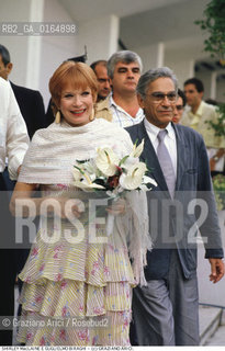 Nome:.MacLAINE SHIRLEY.Descrizione:.CINEMA ATTRICE / CON IL CRITICO CINEMATOGRAFICO E DIRETTORE DELLA MOSTRA DEL CINEMA GUGLIELMO BIRAGHI / MAZZO DI FIORI (ORCHIDEE).CINEMA ACTRESS / WITH THE CRITIC AND DIRECTOR OF THE {VENICE} FILM FESTIVAL GUGLIELMO BIRAGHI / BUNCH OF FLOWERS (ORCHIDS).Credit:.Graziano Arici/Rosebud2/.Costo:.A.Nazione:.USA.Cittˆ:.VENEZIA.VENICE.Data:.1988.