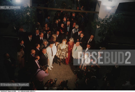 Nome:.MacLAINE SHIRLEY.Descrizione:.CINEMA ATTRICE / CON FOTOGRAFI ALLA MOSTRA DEL CINEMA .CINEMA ACTRESS / WITH PHOTOGRAPHERS AT THE {VENICE} FILM FESTIVAL.Credit:.Graziano Arici/Rosebud2/.Costo:.A.Nazione:.USA.Cittˆ:.VENEZIA.VENICE.Data:.1988.