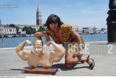 Caption: Nome: .MANCINI FIORELLA .Descrizione: .MODA STILISTA / A VENEZIA / MANICHINO.FASHION STYLIST / IN VENICE / DUMMY.Credit: ©Graziano Arici/Rosebud2 / Costo: .A.Nazione: .ITALIA.ITALY.Cittˆ: ..Data: .1994