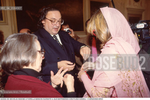 Caption: Nome: .MANCINI FIORELLA .Descrizione: .MODA STILISTA / IL SUO MATRIMONIO CON PLINIO DANIELI / CON IL MINISTRO DEGLI ESTERI GIANNI DE MICHELIS .FASHION STYLIST / HER MARRIAGE WITH PLINIO DANIELI /  WITH FOREIGN SECRETARY GIANNI DE MICHELIS.Credit: ©Graziano Arici/Rosebud2 / Costo: .A.Nazione: .ITALIA.ITALY.Cittˆ: ..Data: .1990