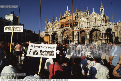 Nome:.MOSTRA INTERNAZIONALE DEL CINEMA.{VENICE} FILM FESTIVAL.Descrizione:.MANIFESTAZIONE DEI CATTOLICI INTEGRALISTI CONTRO IL FILM LULTIMA TENTAZIONE DI CRISTO DI MARTIN SCORSESE / IN PIAZZA SAN MARCO A VENEZIA / MOSTRA DEL CINEMA.DEMONSTRATION TO PROTEST AGAINST MARTIN SCORSESE S FILM THE LAST TEMPTATION OF CHRIST IN ST. MARKS SQUARE IN VENICE.Credit:.Graziano Arici/Rosebud2/.Costo:.A.Nazione:.ITALIA.ITALY.Cittˆ:.VENEZIA.VENICE.Data:.1988.
