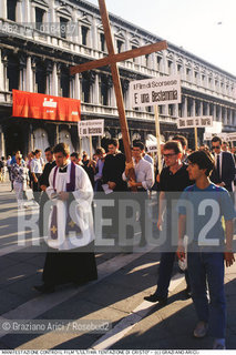 Nome:.MOSTRA INTERNAZIONALE DEL CINEMA.{VENICE} FILM FESTIVAL.Descrizione:.MANIFESTAZIONE DEI CATTOLICI INTEGRALISTI CONTRO IL FILM LULTIMA TENTAZIONE DI CRISTO DI MARTIN SCORSESE / IN PIAZZA SAN MARCO A VENEZIA / CROCE / PRETE / MOSTRA DEL CINEMA.DEMONSTRATION TO PROTEST AGAINST MARTIN SCORSESE S FILM THE LAST TEMPTATION OF CHRIST/ IN ST. MARKS SQUARE IN VENICE / CROSS / PRIEST.Credit:.Graziano Arici/Rosebud2/.Costo:.A.Nazione:.ITALIA.ITALY.Cittˆ:.VENEZIA.VENICE.Data:.1988.