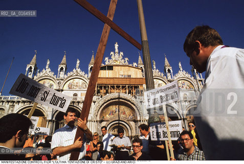 Nome:.MOSTRA INTERNAZIONALE DEL CINEMA.{VENICE} FILM FESTIVAL.Descrizione:.MANIFESTAZIONE DEI CATTOLICI INTEGRALISTI CONTRO IL FILM LULTIMA TENTAZIONE DI CRISTO DI MARTIN SCORSESE / IN PIAZZA SAN MARCO A VENEZIA / CROCE / MOSTRA DEL CINEMA.DEMONSTRATION TO PROTEST AGAINST MARTIN SCORSESE S FILM THE LAST TEMPTATION OF CHRIST/ IN ST. MARKS SQUARE IN VENICE / CROSS.Credit:.Graziano Arici/Rosebud2/.Costo:.A.Nazione:.ITALIA.ITALY.Cittˆ:.VENEZIA.VENICE.Data:.1988.