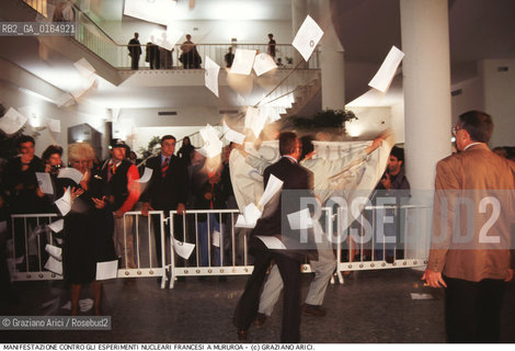 Nome:.MOSTRA INTERNAZIONALE DEL CINEMA.{VENICE} FILM FESTIVAL.Descrizione:.MANIFESTAZIONE CONTRO GLI ESPERIMENTI NUCLEARI FRANCESI A MURUROA / VOLANTINI / MOSTRA DEL CINEMA.DEMONSTRATION TO PROTEST AGAINST FRENCH NUCLEAR EXPERIMENTS IN MURUROA / LEAFLETS.Credit:.Graziano Arici/Rosebud2/.Costo:.A.Nazione:.ITALIA.ITALY.Cittˆ:.VENEZIA.VENICE.Data:.1995.