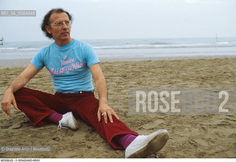 Caption: Nome:.MOEBIUS .Descrizione:.alias JEAN GIROUD ( GIR ) DISEGNATORE DI FUMETTI / SULLA SPIAGGIA AL MARE.CARTOONIST / ON THE BEACH AT THE SEA.Credit:.Graziano Arici/Rosebud2/.Costo:.A.Nazione:.FRANCIA.FRANCE.Cittˆ:..Data:.1993