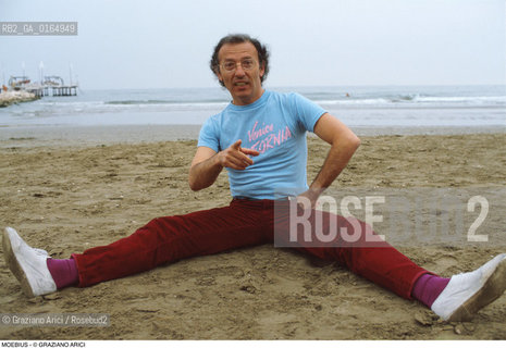 Caption: Nome:.MOEBIUS .Descrizione:.alias JEAN GIROUD ( GIR ) DISEGNATORE DI FUMETTI / SULLA SPIAGGIA AL MARE.CARTOONIST / ON THE BEACH AT THE SEA.Credit:.Graziano Arici/Rosebud2/.Costo:.A.Nazione:.FRANCIA.FRANCE.Cittˆ:..Data:.1993