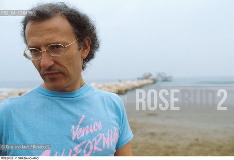 Caption: Nome:.MOEBIUS .Descrizione:.alias JEAN GIROUD ( GIR ) DISEGNATORE DI FUMETTI / SULLA SPIAGGIA AL MARE.CARTOONIST / ON THE BEACH AT THE SEA.Credit:.Graziano Arici/Rosebud2/.Costo:.A.Nazione:.FRANCIA.FRANCE.Cittˆ:..Data:.1993