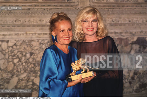 Nome:.MOREAU JEANNE.Descrizione:.CINEMA ATTRICE / CON IL PREMIO LEONE DORO ALLA CARRIERA E MONICA VITTI ALLA MOSTRA DEL CINEMA.CINEMA ACTRESS / WITH THE AWARD GOLDEN LION TO THE CAREER AND MONICA VITTI AT THE {VENICE} FILM FESTIVAL.Credit:.Graziano Arici/Rosebud2/.Costo:.A.Nazione:.FRANCIA.FRANCE.Cittˆ:.VENEZIA.VENICE.Data:.1992.