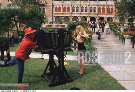 Nome: .MOSTRA INTERNAZIONALE DARTE CINEMATOGRAFICA {DI VENEZIA}.{VENICE} FILM FESTIVAL.Descrizione: .MACCHINA FOTOGRAFICA / SENO NUDO / MOSTRA DEL CINEMA.CAMERA / NAKED BREAST / NUDE / {VENICE} FILM FESTIVAL.Credit: ©Graziano Arici/Rosebud2 / Costo: .A.Nazione: .ITALIA.ITALY.Cittˆ: .VENEZIA.VENICE.Data:.1988.
