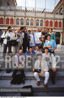 Nome:.MOSTRA INTERNAZIONALE DEL CINEMA.{VENICE} FILM FESTIVAL.Descrizione:.GLI ATTORI PETER USTINOV E WALTER CHIARI CON FOTOGRAFI DAVANTI ALLHOTEL EXCELSIOR / MANIFESTI DELLA MOSTRA DEL CINEMA .THE ACTORS PETER USTINOV AND WALTER CHIARI WITH PHOTOGRAPHERS IN FRONT OF THE HOTEL EXCELSIOR / POSTERS.Credit:.Graziano Arici/Rosebud2/.Costo:.A.Nazione:.ITALIA.ITALY.Cittˆ:.VENEZIA.VENICE.Data:.1986.