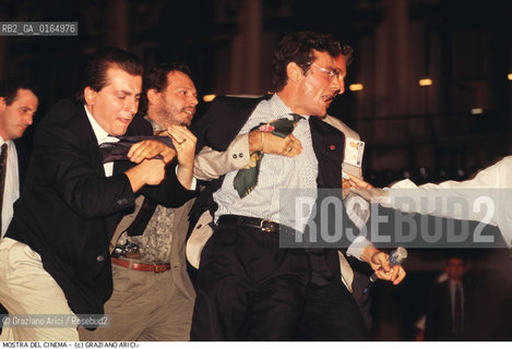 Nome:.MOSTRA INTERNAZIONALE DARTE CINEMATOGRAFICA.Descrizione:.MARIO APPIGNANI DETTO CAVALLO PAZZO ALLA MOSTRA DEL CINEMA.MARIO APPIGNANI ALSO KNOWN AS CAVALLO PAZZO AT THE {VENICE} FILM FESTIVAL.Credit:.Graziano Arici/Rosebud2/.Costo:.A.Nazione:.ITALIA.ITALY.Cittˆ:.VENEZIA.VENICE.Data:.1993.