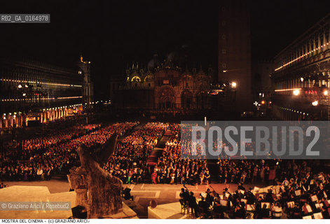 Nome:.MOSTRA INTERNAZIONALE DEL CINEMA.VENICE FILM FESTIVAL.Descrizione:.LA SERATA DELLA PREMIAZIONE IN PIAZZA SAN MARCO A VENEZIA / MOSTRA DEL CINEMA.THE PRIZE-GIVING EVENING IN ST. MARKS SQUARE.Credit:.Graziano Arici/Rosebud2/.Costo:.A.Nazione:.ITALIA.ITALY.Cittˆ:.VENEZIA.VENICE.Data:.1991.