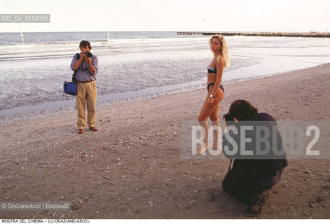Nome:.MOSTRA INTERNAZIONALE DARTE CINEMATOGRAFICA.{VENICE} FILM FESTIVAL.Descrizione:.FOTOGRAFI IN SPIAGGIA AL MARE / COSTUME DA BAGNO / MOSTRA DEL CINEMA.PHOTOGRAPHERS ON THE BEACH AT THE SEA / BATHING COSTUME.Credit:.Graziano Arici/Rosebud2/.Costo:.A.Nazione:.ITALIA.ITALY.Cittˆ:.VENEZIA.VENICE.Data:.1992.