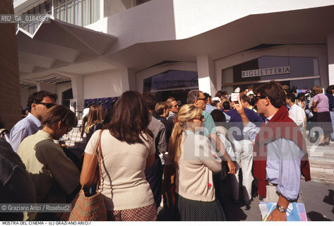 Nome:.MOSTRA INTERNAZIONALE DARTE CINEMATOGRAFICA.{VENICE} FILM FESTIVAL.Descrizione:.PUBBLICO IN CODA DAVANTI ALLA BIGLIETTERIA DEL PALAZZO DEL CINEMA.AUDIENCE QUEUEING IN FRONT OF THE PALAZZO DEL CINEMAS TICKET OFFICE.Credit:.Graziano Arici/Rosebud2/.Costo:.A.Nazione:.ITALIA.ITALY.Cittˆ:.VENEZIA.VENICE.Data:.1992.