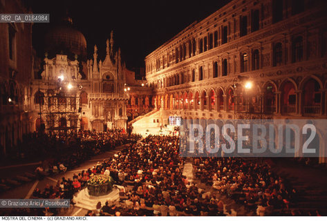 Nome:.MOSTRA INTERNAZIONALE DEL CINEMA.VENICE FILM FESTIVAL.Descrizione:.LA SERATA DELLA PREMIAZIONE NEL CORTILE DEL PALAZZO DUCALE A VENEZIA / MOSTRA DEL CINEMA.THE PRIZE-GIVING EVENING IN THE YARD OF THE DOGES PALACE.Credit:.Graziano Arici/Rosebud2/.Costo:.A.Nazione:.ITALIA.ITALY.Cittˆ:.VENEZIA.VENICE.Data:.1992.