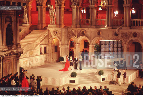 Nome:.MOSTRA INTERNAZIONALE DEL CINEMA.VENICE FILM FESTIVAL.Descrizione:.LA SERATA DELLA PREMIAZIONE NEL CORTILE DEL PALAZZO DUCALE A VENEZIA / MOSTRA DEL CINEMA.THE PRIZE-GIVING EVENING IN THE YARD OF THE DOGES PALACE.Credit:.Graziano Arici/Rosebud2/.Costo:.A.Nazione:.ITALIA.ITALY.Cittˆ:.VENEZIA.VENICE.Data:.1992.