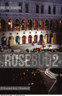 Nome:.MOSTRA INTERNAZIONALE DEL CINEMA.VENICE FILM FESTIVAL.Descrizione:.LA SERATA DELLA PREMIAZIONE NEL CORTILE DEL PALAZZO DUCALE A VENEZIA / MOSTRA DEL CINEMA.THE PRIZE-GIVING EVENING IN THE YARD OF THE DOGES PALACE.Credit:.Graziano Arici/Rosebud2/.Costo:.A.Nazione:.ITALIA.ITALY.Cittˆ:.VENEZIA.VENICE.Data:.1993.
