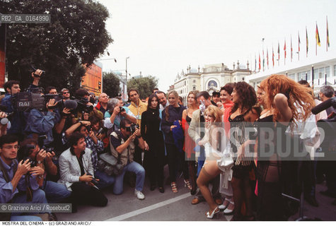 Nome:.MOSTRA INTERNAZIONALE DARTE CINEMATOGRAFICA.{VENICE} FILM FESTIVAL.Descrizione:.LE ATTRICI DI TINTO BRASS CON FOTOGRAFI / SENO NUDO / MOSTRA DEL CINEMA.TINTO BRASSS ACTRESSES WITH PHOTOGRAPHERS / NAKED BREAST NUDE .Credit:.Graziano Arici/Rosebud2/.Costo:.A.Nazione:.ITALIA.ITALY.Cittˆ:.VENEZIA.VENICE.Data:.1995.