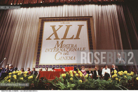 Nome: .MOSTRA INTERNAZIONALE DARTE CINEMATOGRAFICA {DI VENEZIA}.{VENICE} FILM FESTIVAL.Descrizione: .CERMONIA DI PREMIAZIONE IN SALA GRANDE / MOSTRA DEL CINEMA.AWARDING OF PRIZES CEREMONY IN THE SALA GRANDE / {VENICE} FILM FESTIVAL.Credit: ©Graziano Arici/Rosebud2 / Costo: .A.Nazione: .ITALIA.ITALY.Cittˆ: .VENEZIA.VENICE.Data:.1984.