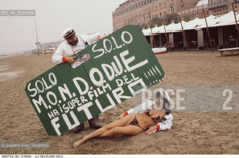 Nome: .MOSTRA INTERNAZIONALE DEL CINEMA.{VENICE} FILM FESTIVAL.Descrizione: .SESSO / SPIAGGIA / COSTUME DA BAGNO BIKINI / MOSTRA DEL CINEMA.SEX / BEACH  / BATHING SUIT BIKINI.Credit: ©Graziano Arici/Rosebud2 / Costo: .A.Nazione: .ITALIA.ITALY.Cittˆ: .VENEZIA.VENICE.Data:.1988.