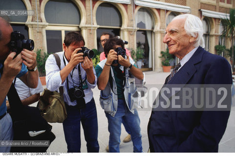 Nome:.MUSATTI CESARE.Descrizione:.PSICOANALISI PSICOLOGIA PSICOANALISTA PSICOLOGO / CON FOTOGRAFI ALLA MOSTRA DEL CINEMA.PSYCHOANALYSIS PSYCOLOGY PSYCHOANALYST PSYCOLOGIST / WITH PHOTOGRAPHERS AT THE {VENICE} FILM FESTIVAL.Credit:.Graziano Arici/Rosebud2/.Costo:.A.Nazione:.ITALIA.ITALY.Cittˆ:.VENEZIA.VENICE.Data:.1988.