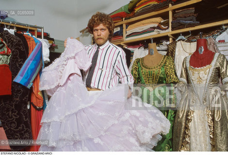 Caption: Nome: .NICOLAO STEFANO.Descrizione: .CINEMA TEATRO COSTUMISTA / COSTUMI.CINEMA THEATRE COSTUME-DESIGNER / COSTUME.Credit: ©Graziano Arici/Rosebud2 / Costo: .A.Nazione: .ITALIA.ITALY.Cittˆ: ..Data: .1988