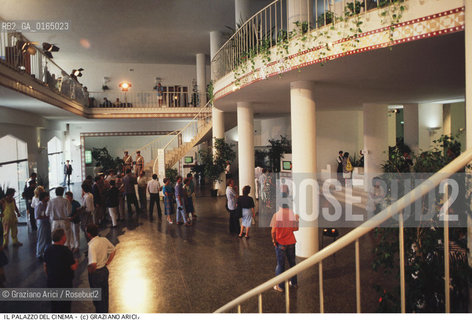 Nome: .MOSTRA INTERNAZIONALE DEL CINEMA.{VENICE} FILM FESTIVAL.Descrizione: .INTERNO DEL PALAZZO DEL CINEMA / MOSTRA DEL CINEMA.INTERIOR OF THE PALAZZO DEL CINEMA.Credit: ©Graziano Arici/Rosebud2 / Costo: .A.Nazione: .ITALIA.ITALY.Cittˆ: .VENEZIA.VENICE.Data:.1989.