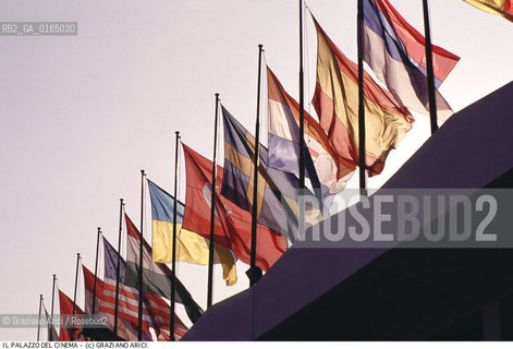 Nome:.MOSTRA INTERNAZIONALE DEL CINEMA.{VENICE} FILM FESTIVAL.Descrizione:.BANDIERE SUL TETTO DEL PALAZZO DEL CINEMA / MOSTRA DEL CINEMA.FLAGS ON THE ROOF OF THE PALAZZO DEL CINEMA.Credit:.Graziano Arici/Rosebud2/.Costo:.A.Nazione:.ITALIA.ITALY.Cittˆ:.VENEZIA.VENICE.Data:.1992.