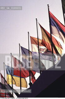 Nome:.MOSTRA INTERNAZIONALE DEL CINEMA.{VENICE} FILM FESTIVAL.Descrizione:.BANDIERE SUL TETTO DEL PALAZZO DEL CINEMA / MOSTRA DEL CINEMA.FLAGS ON THE ROOF OF THE PALAZZO DEL CINEMA.Credit:.Graziano Arici/Rosebud2/.Costo:.A.Nazione:.ITALIA.ITALY.Cittˆ:.VENEZIA.VENICE.Data:.1992.
