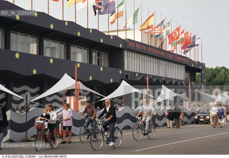 Nome: .MOSTRA INTERNAZIONALE DARTE CINEMATOGRAFICA {DI VENEZIA}.{VENICE} FILM FESTIVAL.Descrizione: .IL PALAZZO DEL CINEMA / MOSTRA DEL CINEMA.Credit: ©Graziano Arici/Rosebud2 / Costo: .A.Nazione: .ITALIA.ITALY.Cittˆ: .VENEZIA.VENICE.Data:.1990.