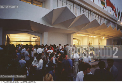 Nome: .MOSTRA INTERNAZIONALE DEL CINEMA.{VENICE} FILM FESTIVAL.Descrizione: .PUBBLICO DAVANTI AL PALAZZO DEL CINEMA / MOSTRA DEL CINEMA.AUDIENCE IN FRONT OF THE PALAZZO DEL CINEMA.Credit: ©Graziano Arici/Rosebud2 / Costo: .A.Nazione: .ITALIA.ITALY.Cittˆ: .VENEZIA.VENICE.Data:.1988.