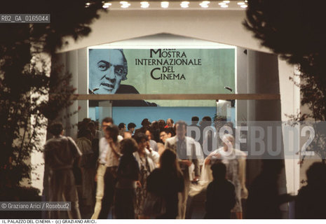Nome: .MOSTRA INTERNAZIONALE DEL CINEMA.{VENICE} FILM FESTIVAL.Descrizione: .LINGRESSO DEL PALAZZO DEL CINEMA / MOSTRA DEL CINEMA / FEDERICO FELLINI.THE ENTRANCE OF THE PALAZZO DEL CINEMA.Credit: ©Graziano Arici/Rosebud2 / Costo: .A.Nazione: .ITALIA.ITALY.Cittˆ: .VENEZIA.VENICE.Data:.1985.