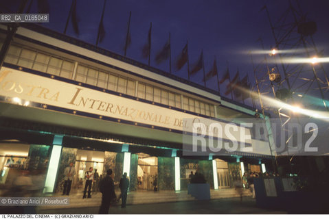 Nome: .MOSTRA INTERNAZIONALE DEL CINEMA.{VENICE} FILM FESTIVAL.Descrizione: .IL PALAZZO DEL CINEMA / MOSTRA DEL CINEMA.THE PALAZZO DEL CINEMA.Credit: ©Graziano Arici/Rosebud2 / Costo: .A.Nazione: .ITALIA.ITALY.Cittˆ: .VENEZIA.VENICE.Data:.1983.