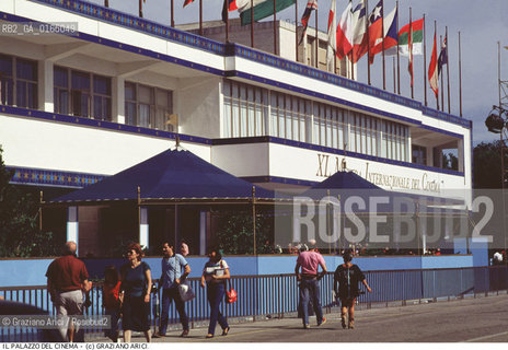Nome: .MOSTRA INTERNAZIONALE DEL CINEMA.{VENICE} FILM FESTIVAL.Descrizione: .IL PALAZZO DEL CINEMA / MOSTRA DEL CINEMA.THE PALAZZO DEL CINEMA.Credit: ©Graziano Arici/Rosebud2 / Costo: .A.Nazione: .ITALIA.ITALY.Cittˆ: .VENEZIA.VENICE.Data:.1983.