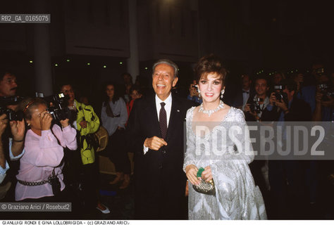 Nome:.RONDI GIANLUIGI.Descrizione:.CRITICO CINEMATOGRAFICO PRESIDENTE ENTE CINEMA / CON LATTRICE GINA LOLLOBRIGIDA E FOTOGRAFI ALLA MOSTRA DEL CINEMA.CINEMA CRITIC PRESIDENT OF THE ENTE CINEMA / WITH THE ACTRESS GINA LOLLOBRIGIDA AND PHOTOGRAPHERS AT THE {VENICE} FILM FESTIVAL.Credit:.Graziano Arici/Rosebud2/.Costo:.A.Nazione:.ITALIA.ITALY.Cittˆ:.VENEZIA.VENICE.Data:.1988.