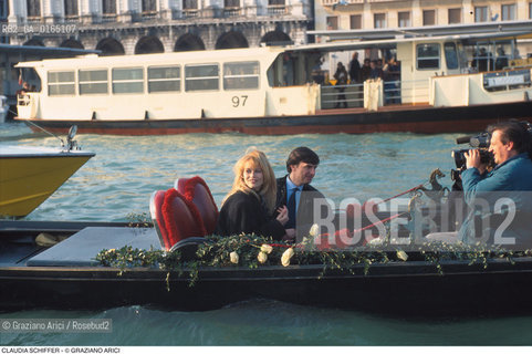 Caption: Nome: .SCHIFFER CLAUDIA.Descrizione: .MODA FOTOMODELLA TOP MODEL INDOSSATRICE / IN GONDOLA A VENEZIA.FASHION TOP MODEL / ON GONDOLA IN VENEZIA.Credit: ©Graziano Arici/Rosebud2 / Costo: .A.Nazione: .GERMANIA.GERMANY.Cittˆ: ..Data: .1996