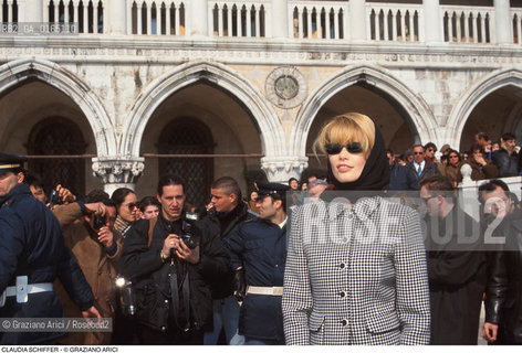 Caption: Nome: .SCHIFFER CLAUDIA.Descrizione: .MODA FOTOMODELLA TOP MODEL INDOSSATRICE / SULLO SFONDO PALAZZO DUCALE A VENEZIA.FASHION TOP MODEL / IN THE BACKGROUND  PALAZZO DUCALE IN VENICE.Credit: ©Graziano Arici/Rosebud2 / Costo: .A.Nazione: .GERMANIA.GERMANY.Cittˆ: ..Data: .1996