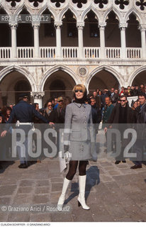 Caption: Nome: .SCHIFFER CLAUDIA.Descrizione: .MODA FOTOMODELLA TOP MODEL INDOSSATRICE / SULLO SFONDO PALAZZO DUCALE A VENEZIA.FASHION TOP MODEL / IN THE BACKGROUND  PALAZZO DUCALE IN VENICE.Credit: ©Graziano Arici/Rosebud2 / Costo: .A.Nazione: .GERMANIA.GERMANY.Cittˆ: ..Data: .1996