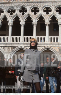 Caption: Nome: .SCHIFFER CLAUDIA.Descrizione: .MODA FOTOMODELLA TOP MODEL INDOSSATRICE / SULLO SFONDO PALAZZO DUCALE A VENEZIA.FASHION TOP MODEL / IN THE BACKGROUND  PALAZZO DUCALE IN VENICE.Credit: ©Graziano Arici/Rosebud2 / Costo: .A.Nazione: .GERMANIA.GERMANY.Cittˆ: ..Data: .1996