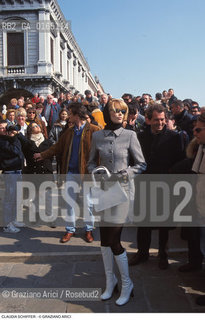 Caption: Nome: .SCHIFFER CLAUDIA.Descrizione: .MODA FOTOMODELLA TOP MODEL INDOSSATRICE / A VENEZIA.FASHION TOP MODEL / IN VENICE.Credit: ©Graziano Arici/Rosebud2 / Costo: .A.Nazione: .GERMANIA.GERMANY.Cittˆ: ..Data: .1996