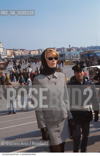 Caption: Nome: .SCHIFFER CLAUDIA.Descrizione: .MODA FOTOMODELLA TOP MODEL INDOSSATRICE / A VENEZIA / POLIZIOTTO.FASHION TOP MODEL / IN VENICE / POLICEMAN.Credit: ©Graziano Arici/Rosebud2 / Costo: .A.Nazione: .GERMANIA.GERMANY.Cittˆ: ..Data: .1996