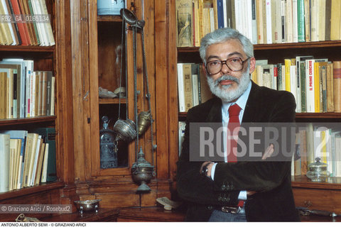 Caption: Nome: .SEMI ANTONIO ALBERTO.Descrizione: .PSICANALISI PSICANALISTA / NELLA SUA CASA / LIBRI.PSYCHOANALYSIS PSYCHOANALYST / IN HIS HOME / BOOKS.Credit: ©Graziano Arici/Rosebud2 / Costo: .A.Nazione: .ITALIA.ITALY.Cittˆ: ..Data: .1996
