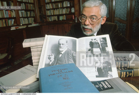 Caption: Nome: .SEMI ANTONIO ALBERTO.Descrizione: .PSICANALISI PSICANALISTA / NELLA SUA CASA / LIBRI DI SIGMUND FREUD.PSYCHOANALYSIS PSYCHOANALYST / IN HIS HOME / SIGMUND FREUDS BOOKS.Credit: ©Graziano Arici/Rosebud2 / Costo: .A.Nazione: .ITALIA.ITALY.Cittˆ: ..Data: .1996
