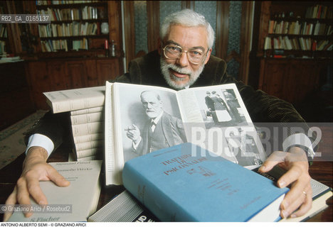 Caption: Nome: .SEMI ANTONIO ALBERTO.Descrizione: .PSICANALISI PSICANALISTA / NELLA SUA CASA / LIBRI DI SIGMUND FREUD.PSYCHOANALYSIS PSYCHOANALYST / IN HIS HOME / SIGMUND FREUDS BOOKS.Credit: ©Graziano Arici/Rosebud2 / Costo: .A.Nazione: .ITALIA.ITALY.Cittˆ: ..Data: .1996