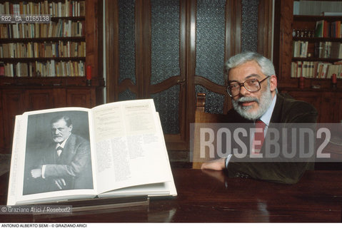 Caption: Nome: .SEMI ANTONIO ALBERTO.Descrizione: .PSICANALISI PSICANALISTA / NELLA SUA CASA / LIBRI (SIGMUND FREUD).PSYCHOANALYSIS PSYCHOANALYST / IN HIS HOME / BOOKS (SIGMUND FREUD).Credit: ©Graziano Arici/Rosebud2 / Costo: .A.Nazione: .ITALIA.ITALY.Cittˆ: ..Data: .1996
