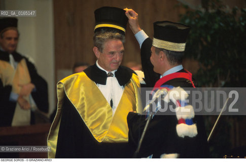 Caption: Nome: .SOROS GEORGE.Descrizione: .ECONOMIA FINANZA FINANZIERE MECENATE / DURANTE LA SUA LAUREA AD HONORIS CAUSA IN ECONOMIA ALLUNIVERSITA DI BOLOGNA CON IL RETTORE FABIO MONACO ROVERSI / TOGA.ECONOMICS FINANCE FINANCIER MAECENAS / DURING HIS ECONOMICS HONORARY DEGREE AT THE  BOLOGNA UNIVERSITY  WITH FABIO MONACO ROVERSI RECTOR /GOWN.Credit: ©Graziano Arici/Rosebud2 / Costo: .A.Nazione: .USA.Cittˆ: ..Data: .1995