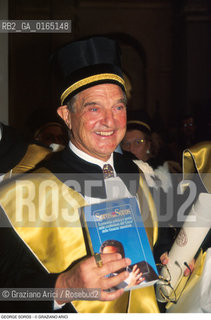 Caption: Nome: .SOROS GEORGE.Descrizione: .ECONOMIA FINANZA FINANZIERE MECENATE / DURANTE LA SUA LAUREA AD HONORIS CAUSA IN ECONOMIA ALLUNIVERSITA DI BOLOGNA / CON IL SUO LIBRO / TOGA.ECONOMICS FINANCE FINANCIER MAECENAS / DURING HIS ECONOMICS HONORARY DEGREE AT THE  BOLOGNA UNIVERSITY  / WITH HIS BOOK /GOWN.Credit: ©Graziano Arici/Rosebud2 / Costo: .A.Nazione: .USA.Cittˆ: ..Data: .1995