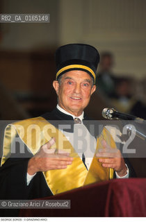 Caption: Nome: .SOROS GEORGE.Descrizione: .ECONOMIA FINANZA FINANZIERE MECENATE / DURANTE LA SUA LAUREA AD HONORIS CAUSA IN ECONOMIA ALLUNIVERSITA DI BOLOGNA / CON IL SUO LIBRO / TOGA.ECONOMICS FINANCE FINANCIER MAECENAS / DURING HIS ECONOMICS HONORARY DEGREE AT THE  BOLOGNA UNIVERSITY  / WITH HIS BOOK /GOWN.Credit: ©Graziano Arici/Rosebud2 / Costo: .A.Nazione: .USA.Cittˆ: ..Data: .1995