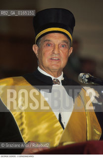 Caption: Nome: .SOROS GEORGE.Descrizione: .ECONOMIA FINANZA FINANZIERE MECENATE / DURANTE LA SUA LAUREA AD HONORIS CAUSA IN ECONOMIA ALLUNIVERSITA DI BOLOGNA / CON IL SUO LIBRO / TOGA.ECONOMICS FINANCE FINANCIER MAECENAS / DURING HIS ECONOMICS HONORARY DEGREE AT THE  BOLOGNA UNIVERSITY  / WITH HIS BOOK /GOWN.Credit: ©Graziano Arici/Rosebud2 / Costo: .A.Nazione: .USA.Cittˆ: ..Data: .1995